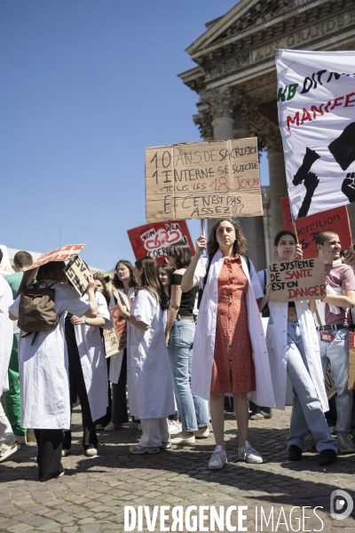 Manifestation de medecins contre la proposition de loi Garot