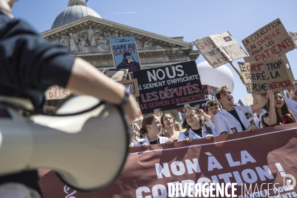 Manifestation de medecins contre la proposition de loi Garot