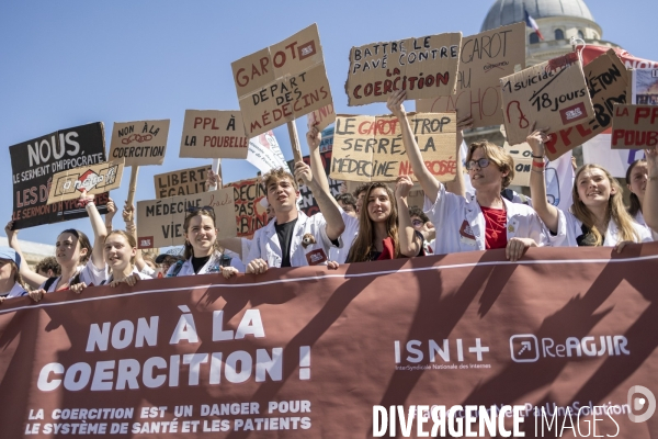 Manifestation de medecins contre la proposition de loi Garot