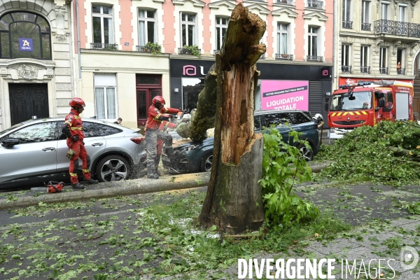 Orage de grêle à Paris, les pompiers interviennent.