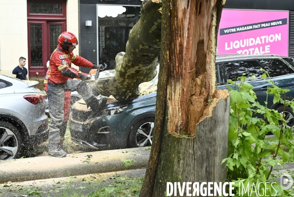 Orage de grêle à Paris, les pompiers interviennent.