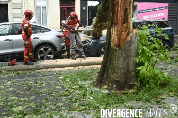 Orage de grêle à Paris, les pompiers interviennent.