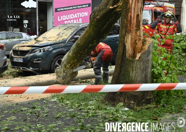 Orage de grêle à Paris, les pompiers interviennent.