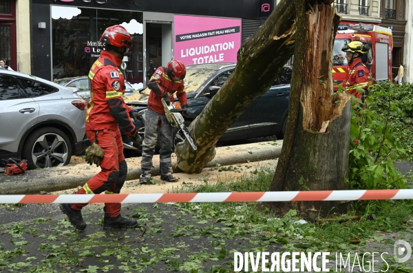 Orage de grêle à Paris, les pompiers interviennent.