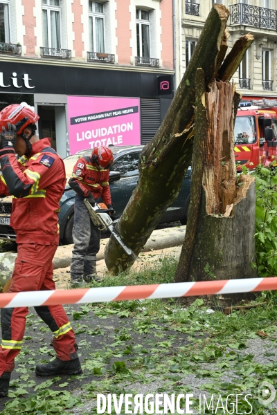 Orage de grêle à Paris, les pompiers interviennent.