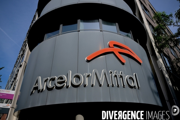 Manifestation des salariés d ArcelorMittal devant siège du groupe à Paris
