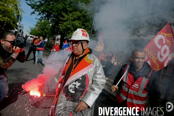 Manifestation des salariés d ArcelorMittal devant siège du groupe à Paris