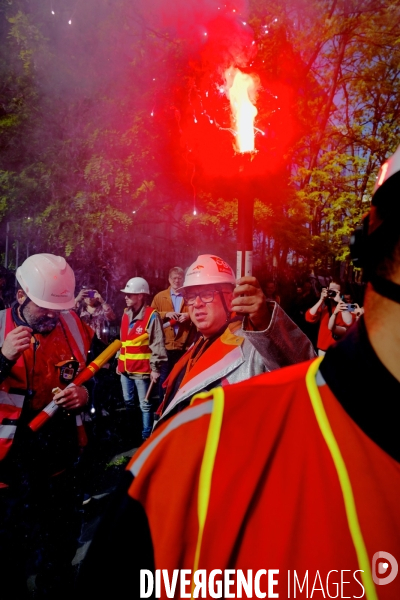 Manifestation des salariés d ArcelorMittal devant siège du groupe à Paris
