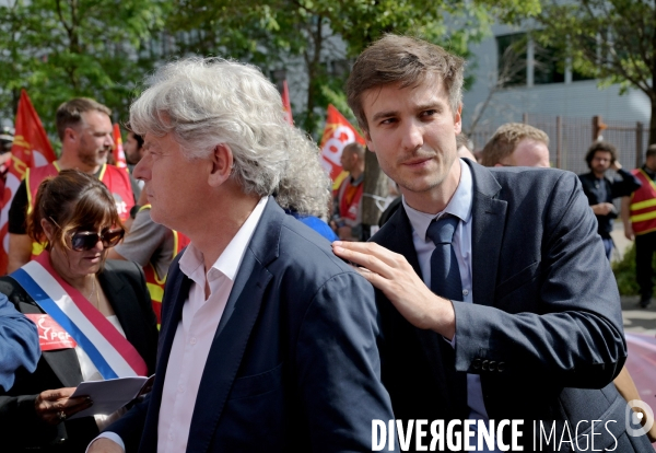 Manifestation des salariés d ArcelorMittal devant siège du groupe à Paris