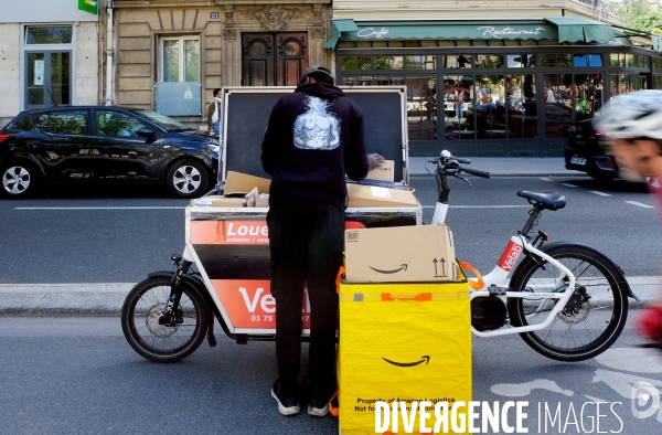 Livreur de colis en vélo cargo
