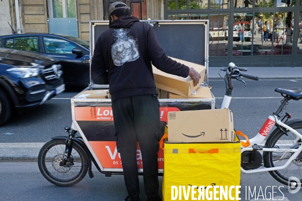 Livreur de colis en vélo cargo