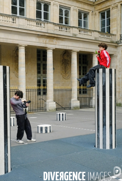 Sur les colonnes de Buren, séance photo avec une rose rouge