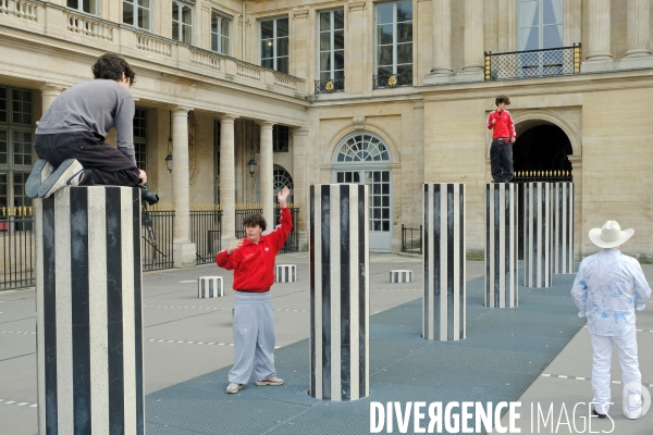 Sur les colonnes de Buren, séance photo avec une rose rouge