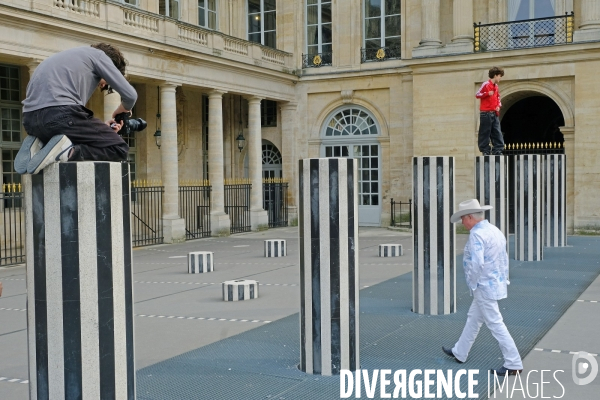 Sur les colonnes de Buren, séance photo avec une rose rouge