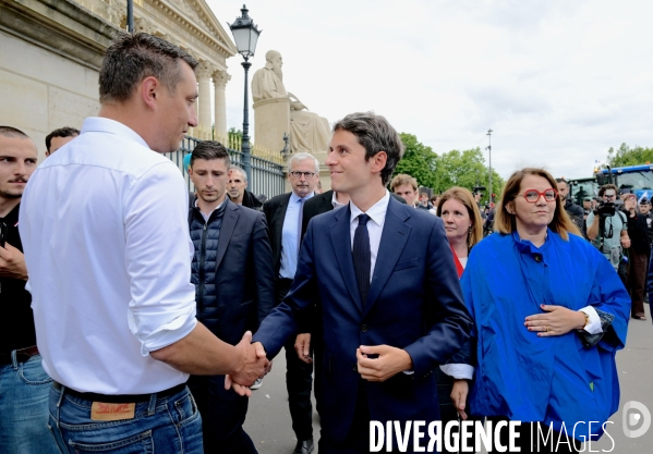 Manifestation des agriculteurs de la FDSEA devant l Assemblée Nationale