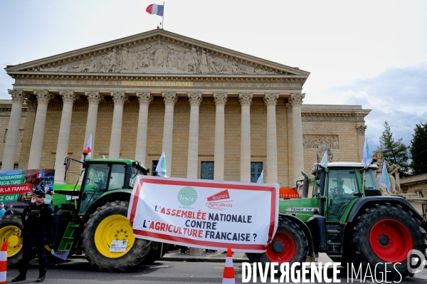 Manifestation des agriculteurs de la FDSEA devant l Assemblée Nationale