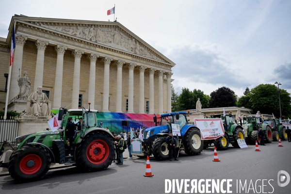 Manifestation des agriculteurs de la FDSEA devant l Assemblée Nationale