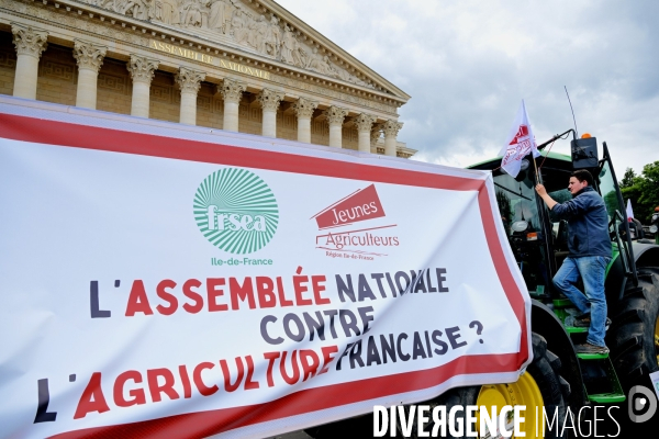 Manifestation des agriculteurs de la FDSEA devant l Assemblée Nationale