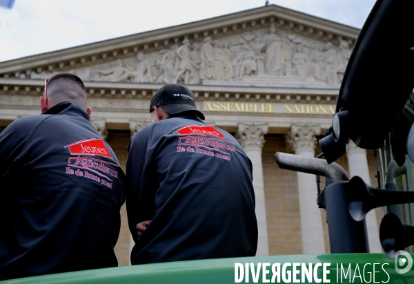 Manifestation des agriculteurs de la FDSEA devant l Assemblée Nationale