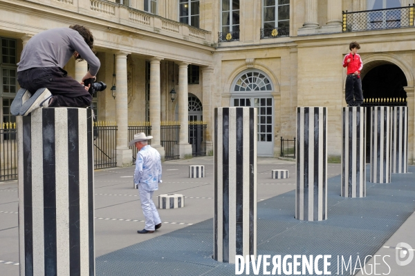 Séance photo avec une rose rouge sur les colonnes de Buren