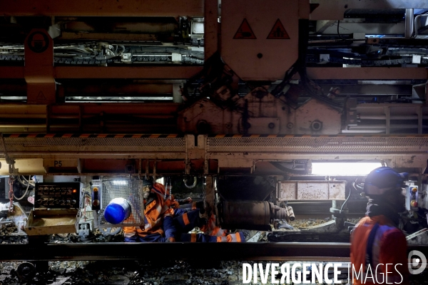 Travaux de nuit avec le « train-usine » de SNCF Réseau, entre Cosne-sur-Loire et Nevers, le 16 avril 2025.