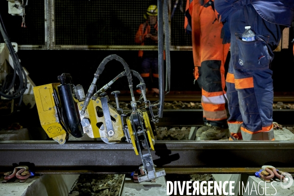 Travaux de nuit avec le « train-usine » de SNCF Réseau, entre Cosne-sur-Loire et Nevers, le 16 avril 2025.