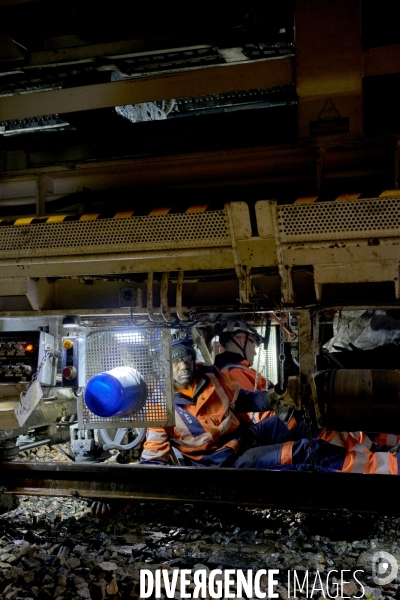 Travaux de nuit avec le « train-usine » de SNCF Réseau, entre Cosne-sur-Loire et Nevers, le 16 avril 2025.