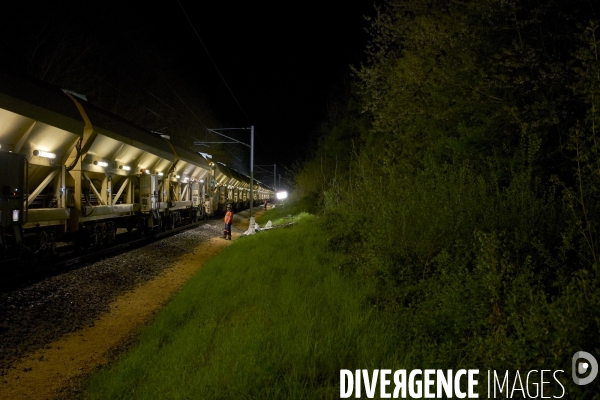 Travaux de nuit avec le ÇÊtrain-usineÊÈ de SNCF Rseau, entre Cosne-sur-Loire et Nevers, le 16 avril 2025.