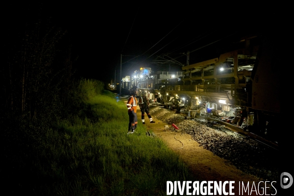 Travaux de nuit avec le « train-usine » de SNCF Réseau, entre Cosne-sur-Loire et Nevers, le 16 avril 2025.