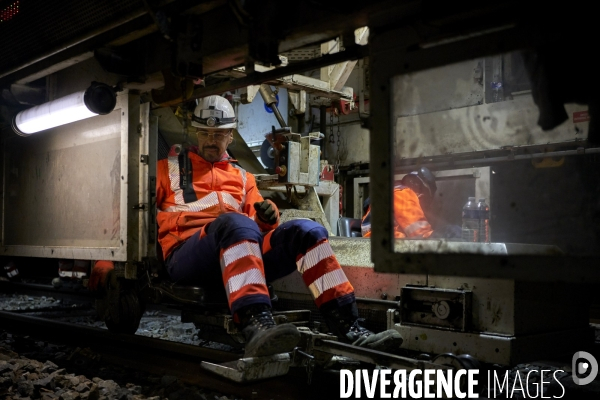 Travaux de nuit avec le ÇÊtrain-usineÊÈ de SNCF Rseau, entre Cosne-sur-Loire et Nevers, le 16 avril 2025.