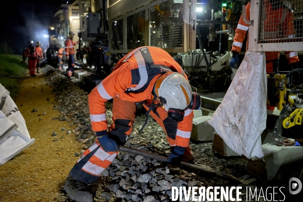 Travaux de nuit avec le « train-usine » de SNCF Réseau, entre Cosne-sur-Loire et Nevers, le 16 avril 2025.