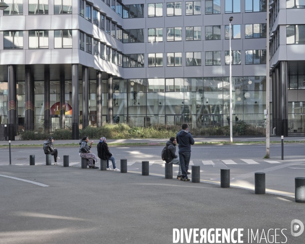 Réfugiés attendant aux abords de l OFPRA  rue  Carnot Fontenay sous Bois