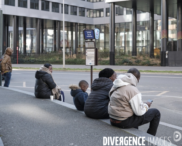 Réfugiés attendant aux abords de l OFPRA  rue  Carnot Fontenay sous Bois