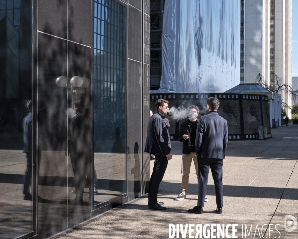 Employés fumant entre les tours Framatome et Total Energies, La Défense