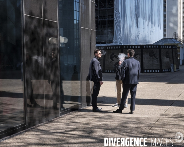 25-04-17-193   Employés fumant entre les tours Framatome et Total Energies, La Défense