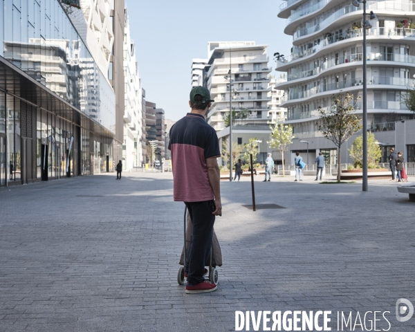 Devant le magasin  Carrefour ZAC Clichy-Batignolles, 