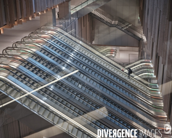 Escalators de la station de métro Saint-Denis Pleyel à Saint-Denis.