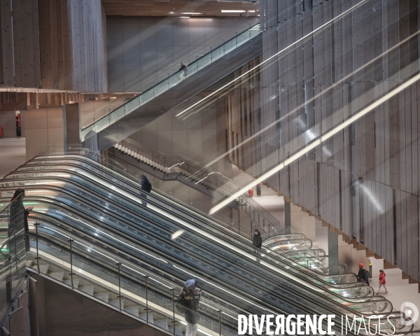 Escalators de la station de métro Saint-Denis Pleyel à Saint-Denis.