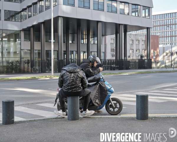 Réfugiés attendant aux abords de l OFPRA  rue  Carnot Fontenay sous Bois