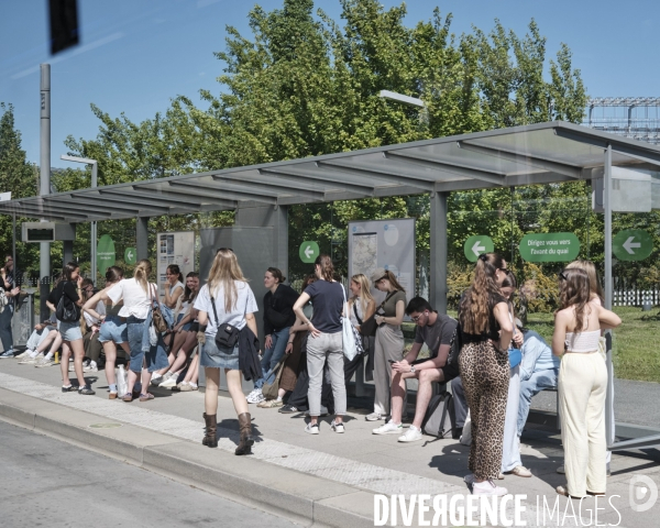 Etudiants à l’ arrêt de bus rue Joliot-Curie, Campus de Paris-Saclay, Gif-sur-Yvette