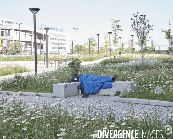 Abords de la station Rosa Parks, réfugié dormant rue d Aubervilliers