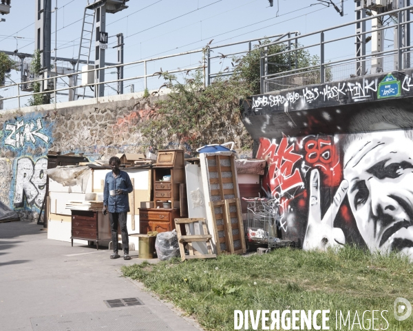 Abords de la station Rosa Parks, réfugié devant son abri rue d Aubervilliers