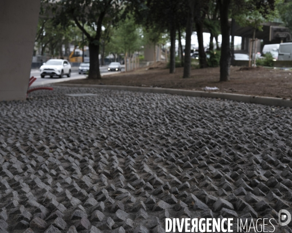Porte de La ChapelLe, dispositif anti-sdf réalisé avec des pavés posés sur les arrêtes disposé sous l’”échangeur autoroutier