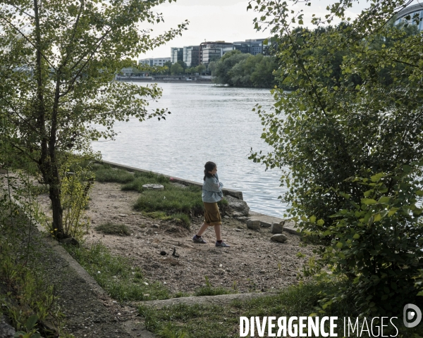 Vera sur une berge de Seine  au niveau du Quai-de-Seine, Saint-Ouen