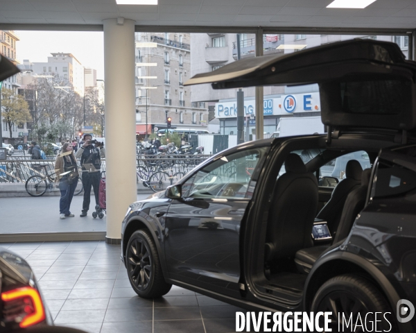 Concessionaire Tesla, metro Saint-Ouen