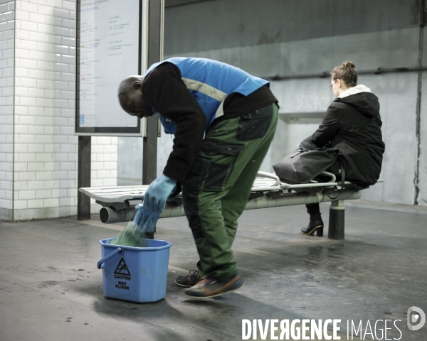 Homme de ménage, quai du RER C , Saint-Ouen