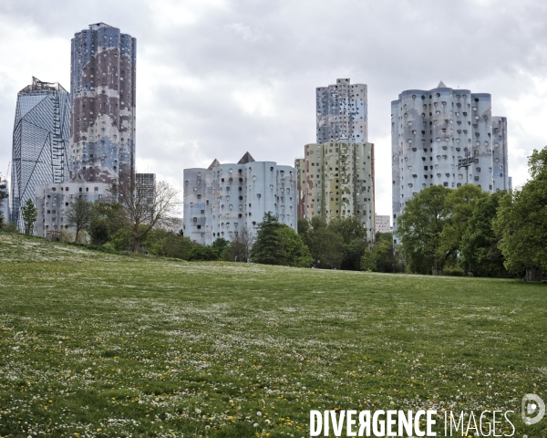 Nanterre, les tours d’Emile Aillaud vues du Parc André.Malraux