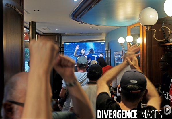 Au Paris- Rome, un café  parisien, à l instant du 1er but d  Achraf Hakimi du PSG