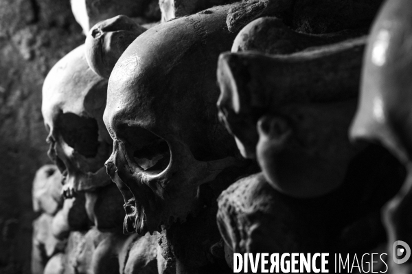 Nuit blanche dans les catacombes.