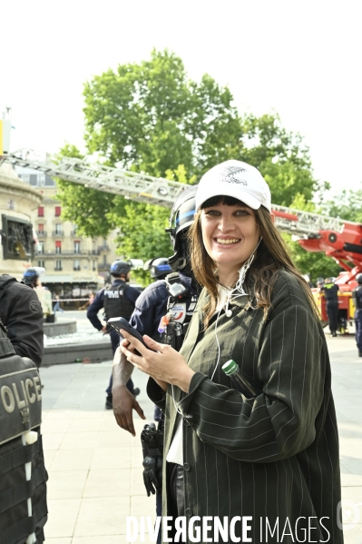Rassemblement soutien Palestine, place de la République. Manifestants déscendus de force de la statue par des policiers grimpeurs.
